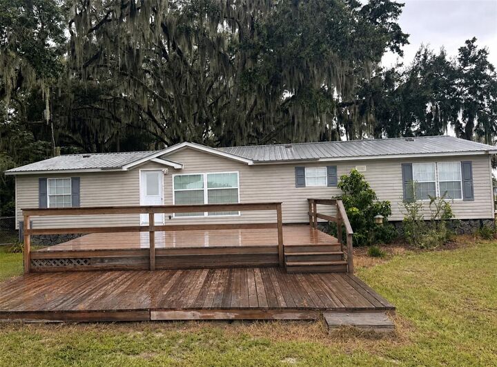 Property Photo: 172 E Cowpen Lake Point Road FL 32640