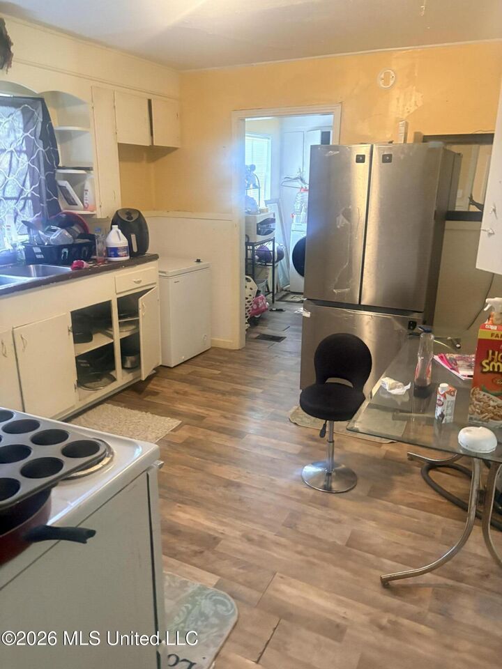 Property Photo:  1736 E Gibraltar  MS 39204 