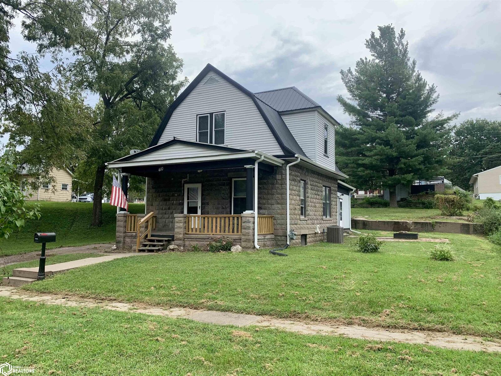 Property Photo:  410 S Starr Avenue  IA 52601 