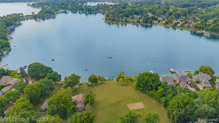Property Photo: 2222 Montroyal Avenue MI 48328 1726