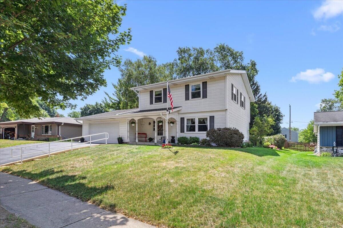 Property Photo: 1713 Howlett Ln WI 53186