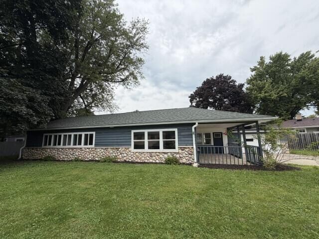 Property Photo: 924 N Oakwood Ave WI 53066