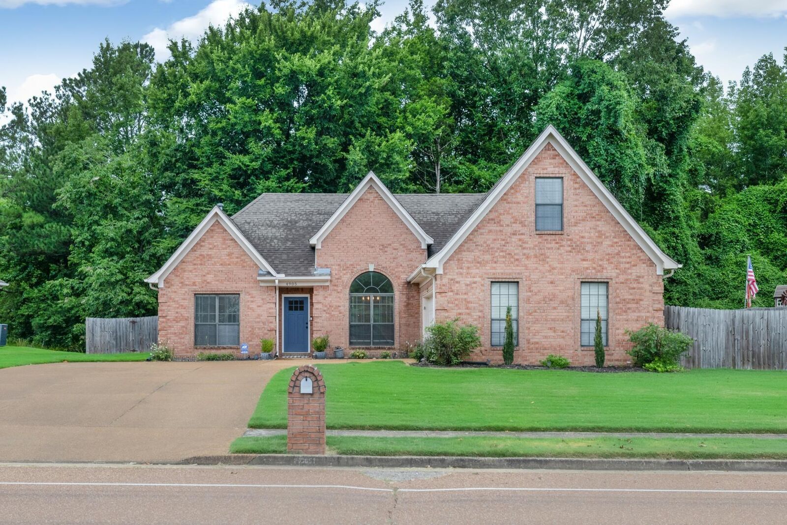 Property Photo: 4905 Springtree Dr TN 38002