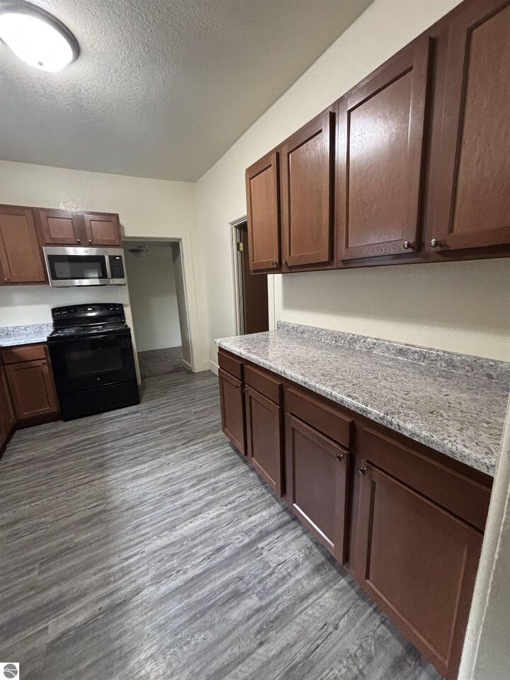 Property Photo:  1015 S Franklin  MI 48858 
