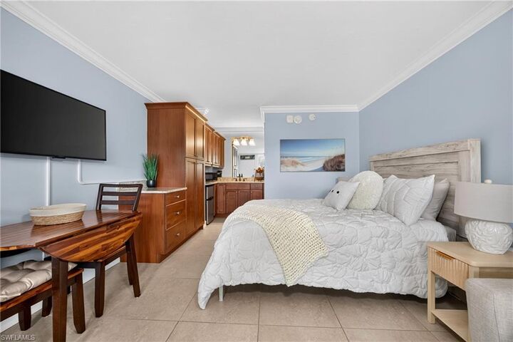 Property Photo:  2555 9th St N 204  FL 34103 