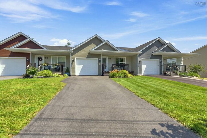 Property Photo:  102 Crossfield Ridge Ridge  NS B4E 0N2 