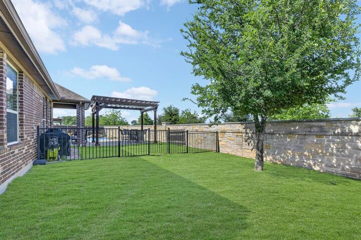 Property Photo: 8032 Deep Water Cove TX 75071