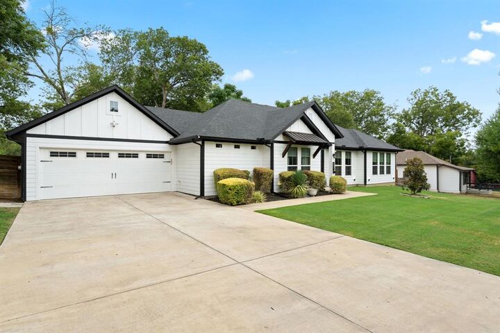 Property Photo:  407 W Light Street  TX 75165 