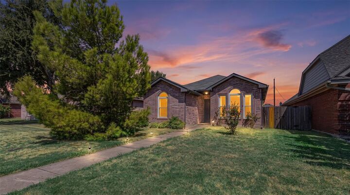 Property Photo:  1403 E Brown Street  TX 75098 