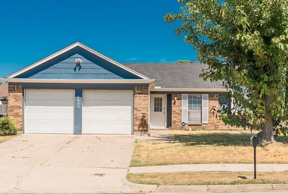 Property Photo:  1609 Country Lane  TX 76018 