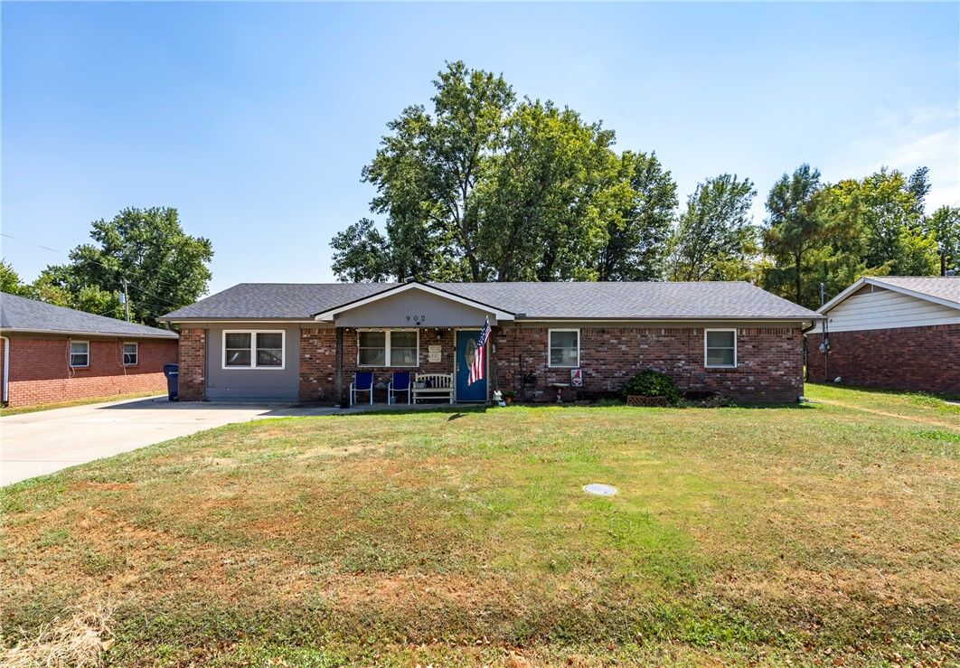 Property Photo:  902 W Harvard Street  AR 72761 