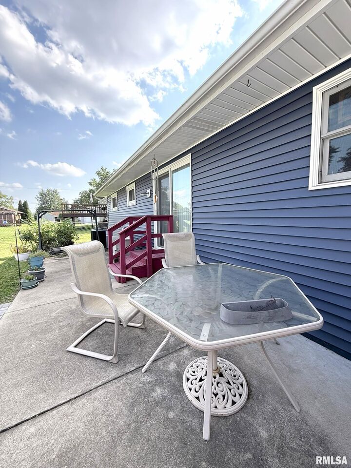 Property Photo:  1633 N Farnham Street  IL 61401 