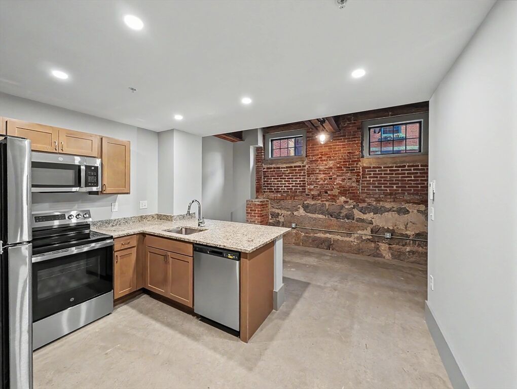 Property Photo: 90 Grove St Ll4 MA 01605