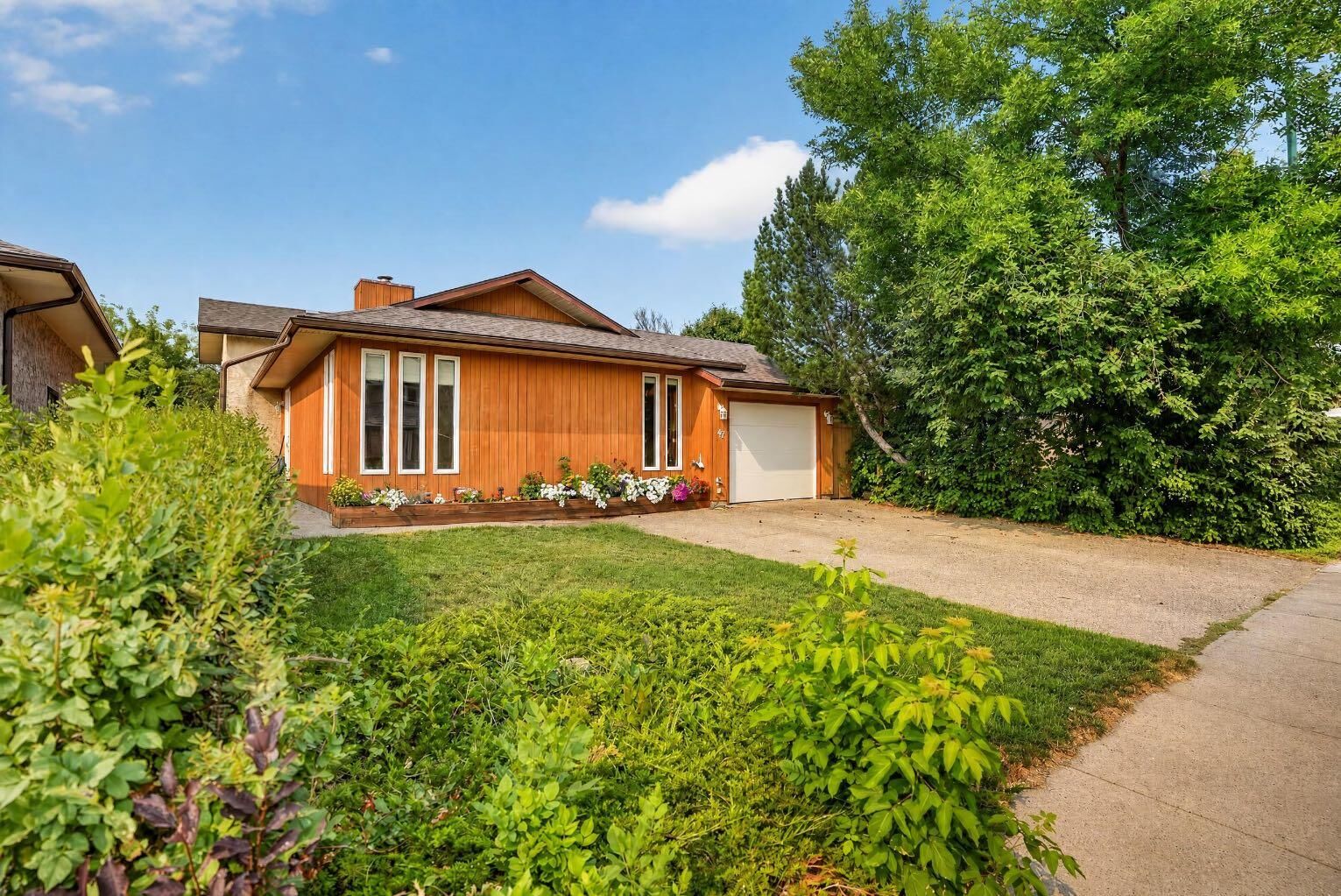 Property Photo:  47 Wildwood Crescent W  AB T1K 6C8 