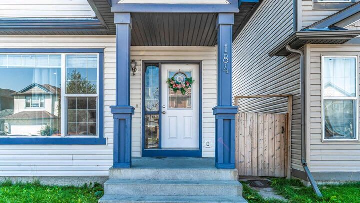 Property Photo: 184 Saddlecrest Place NE AB T3J 5G1