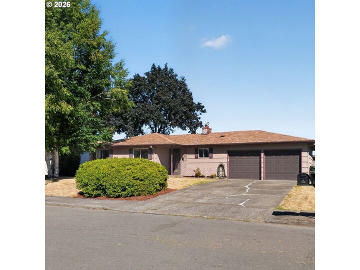 Property Photo:  644 SE 45th Pl  OR 97317 