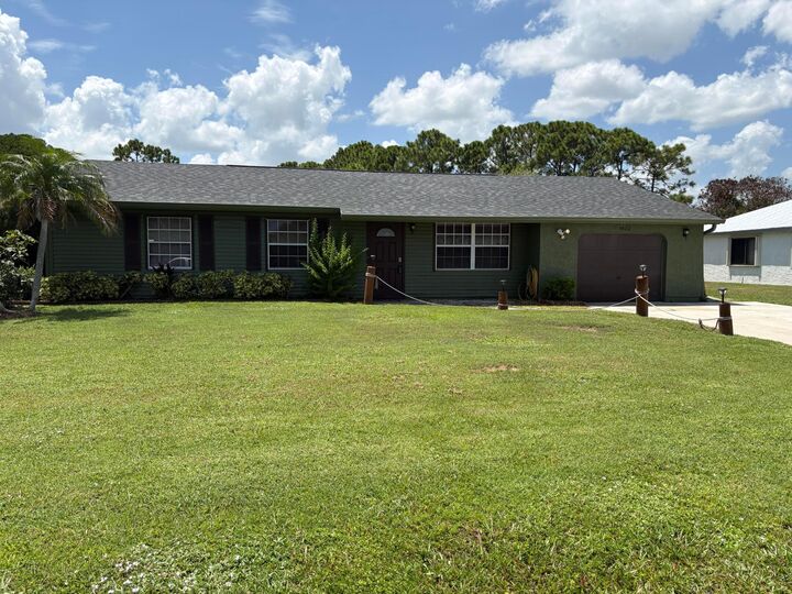 Property Photo: 1422 SE Arenson Lane FL 34952