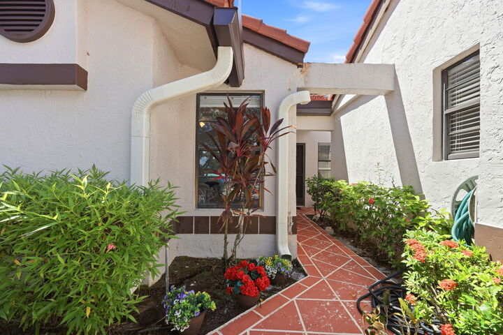 Property Photo:  6013 Sunny Pointe Circle  FL 33484 