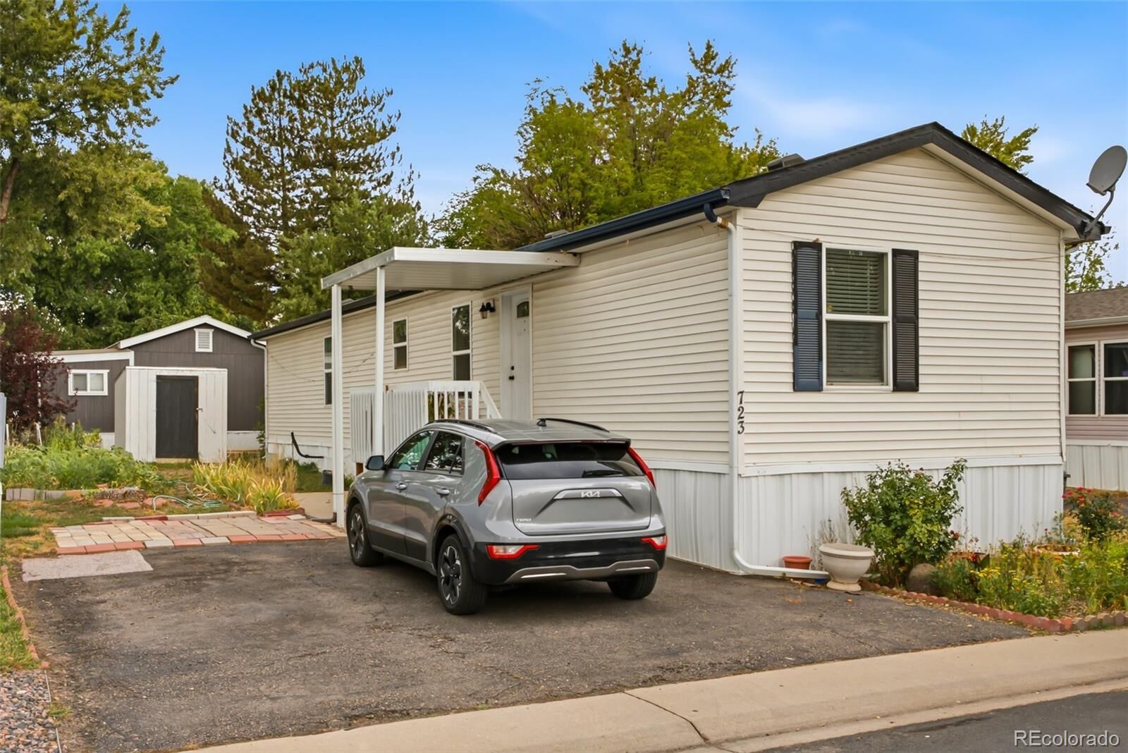 Property Photo:  723 Cardinal Drive  CO 80026 