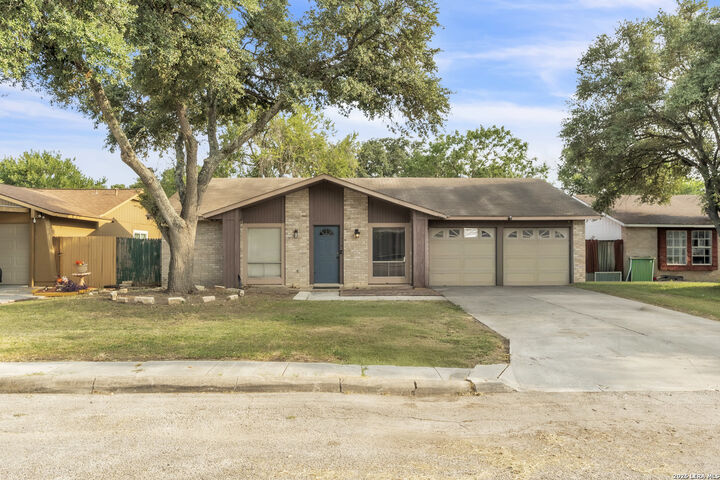Property Photo:  5910 Lake Pines St  TX 78222 