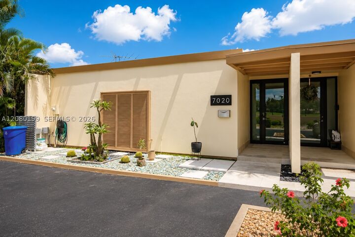Property Photo:  7020 Crown Gate Dr 7020  FL 33014 