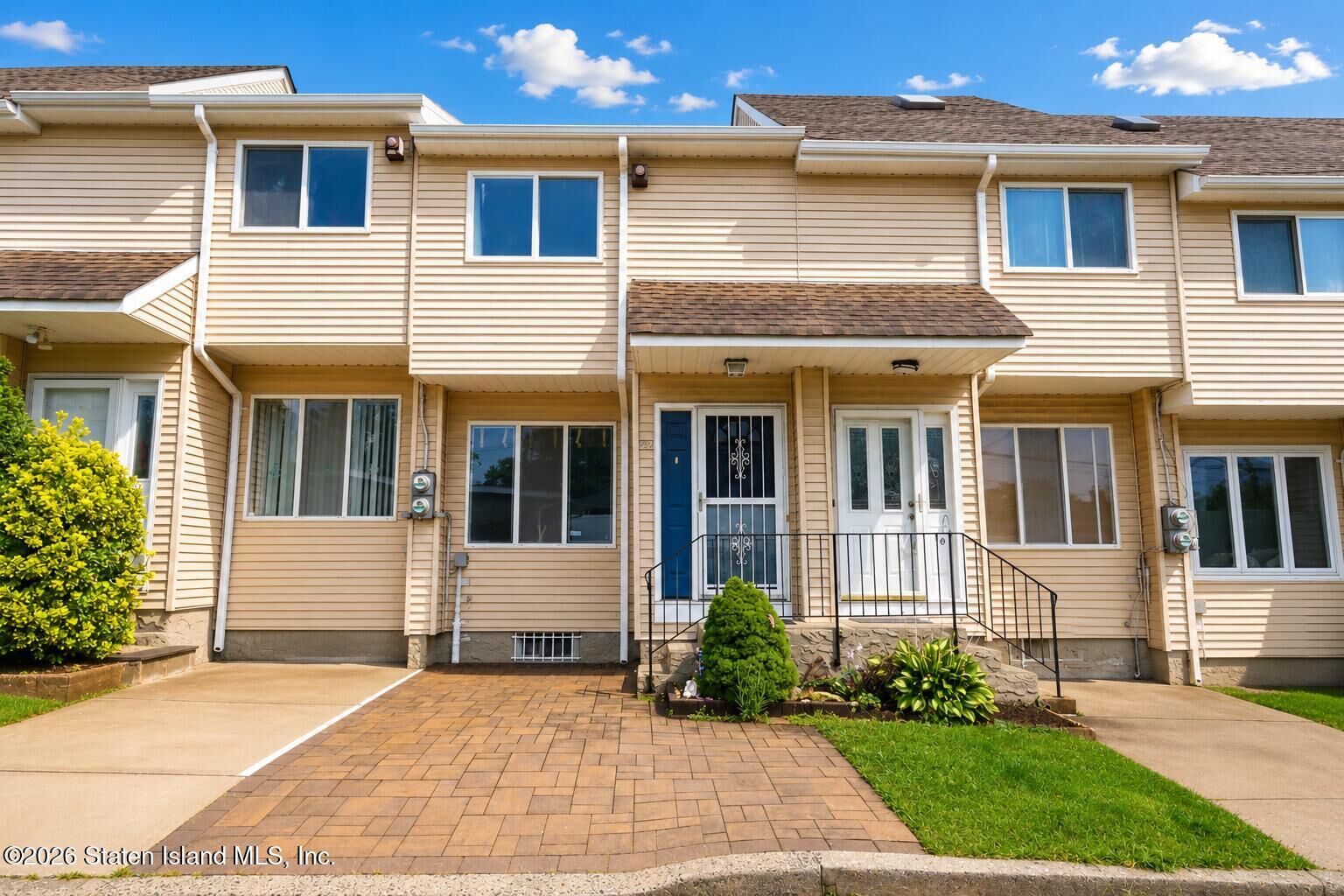 Property Photo:  52 Houston Lane  NY 10302 