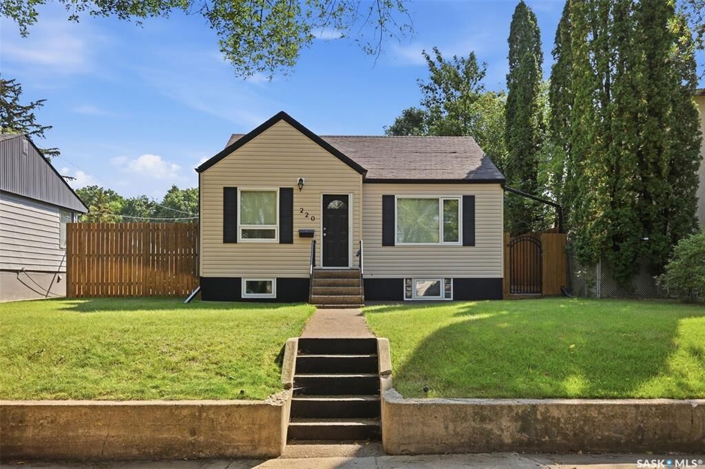 Property Photo:  220 3rd Street E  SK S7H 1L3 