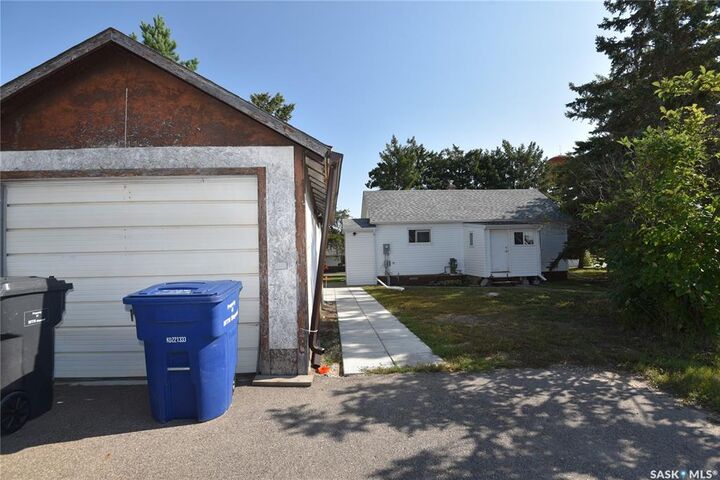 Property Photo:  220 5th Street W  SK S0E 1E0 