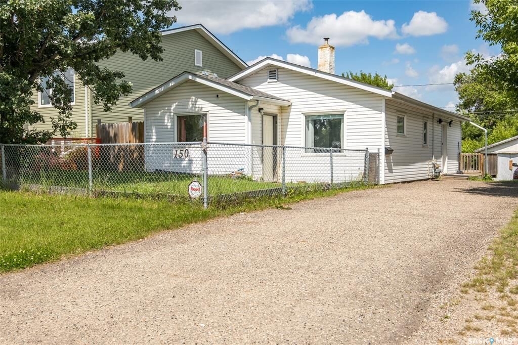 Property Photo:  150 31st Street E  SK S6V 1Z9 