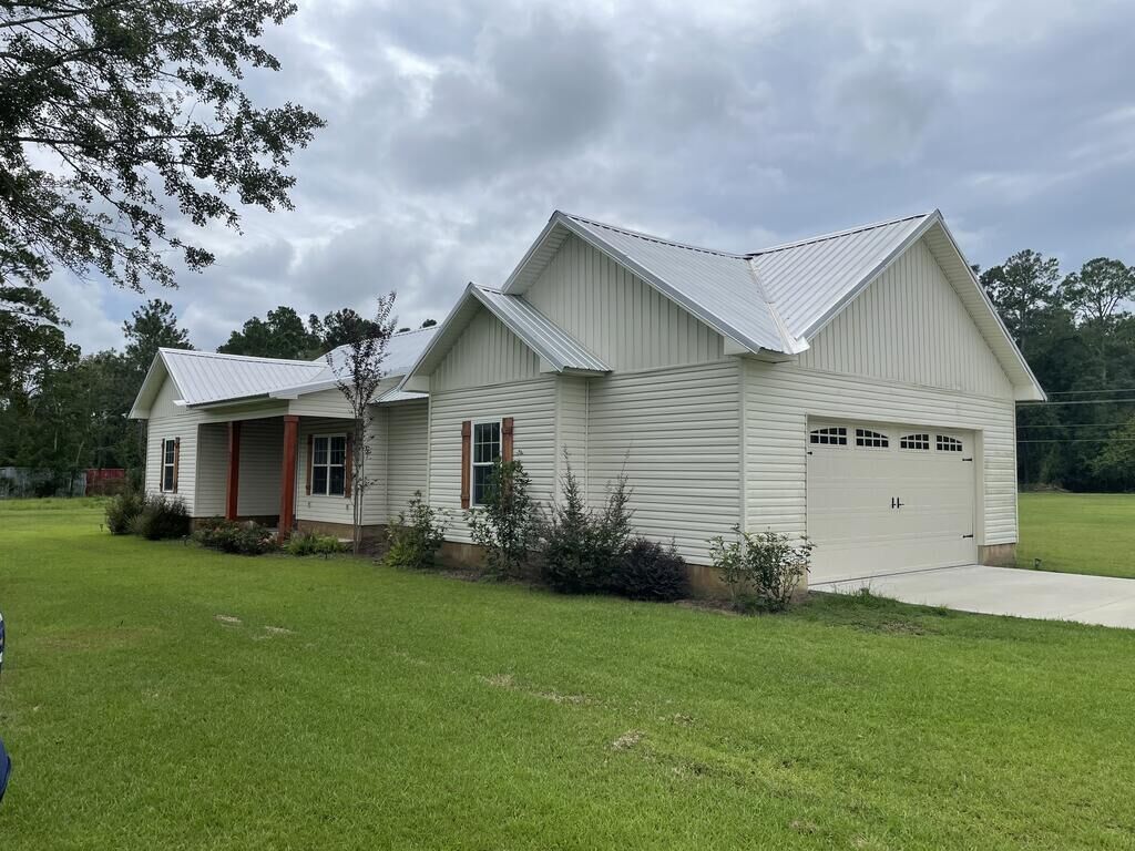 Property Photo:  83 W Gray Ave  GA 31637 