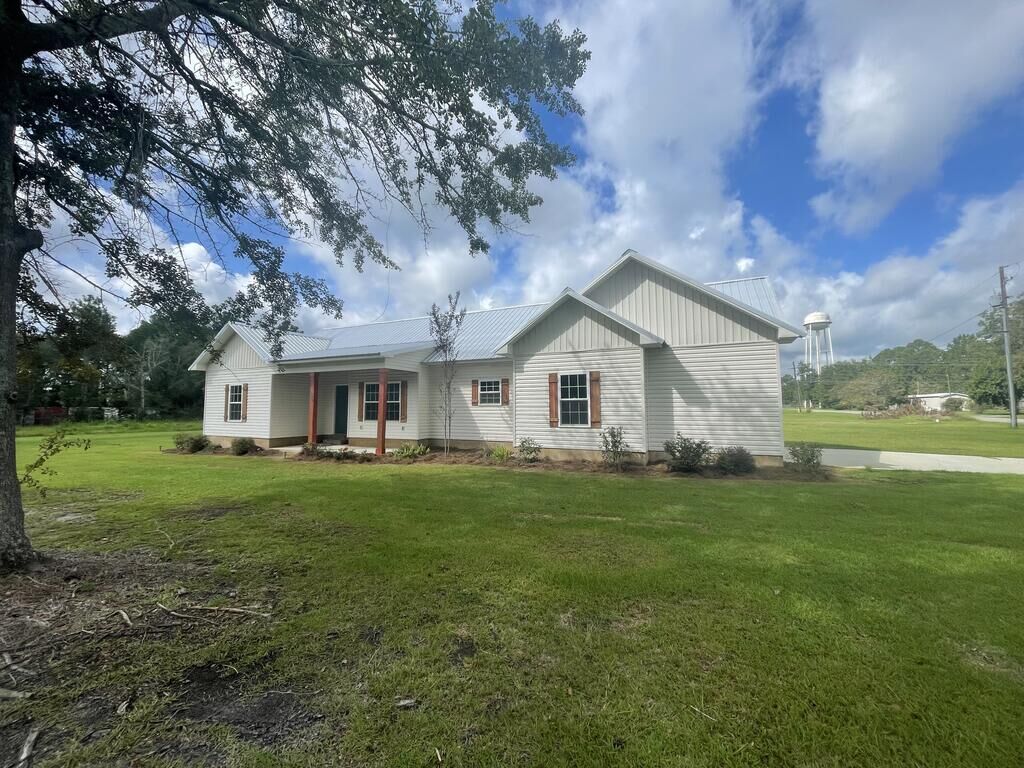Property Photo:  83 W Gray Ave  GA 31637 