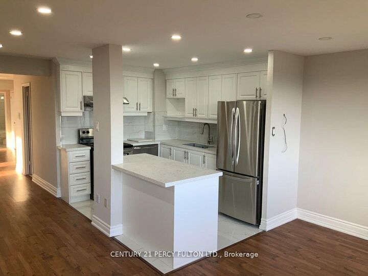 Photo de la propriété: 10 Sunny Glen Way 1904 ON M3C 2Z3