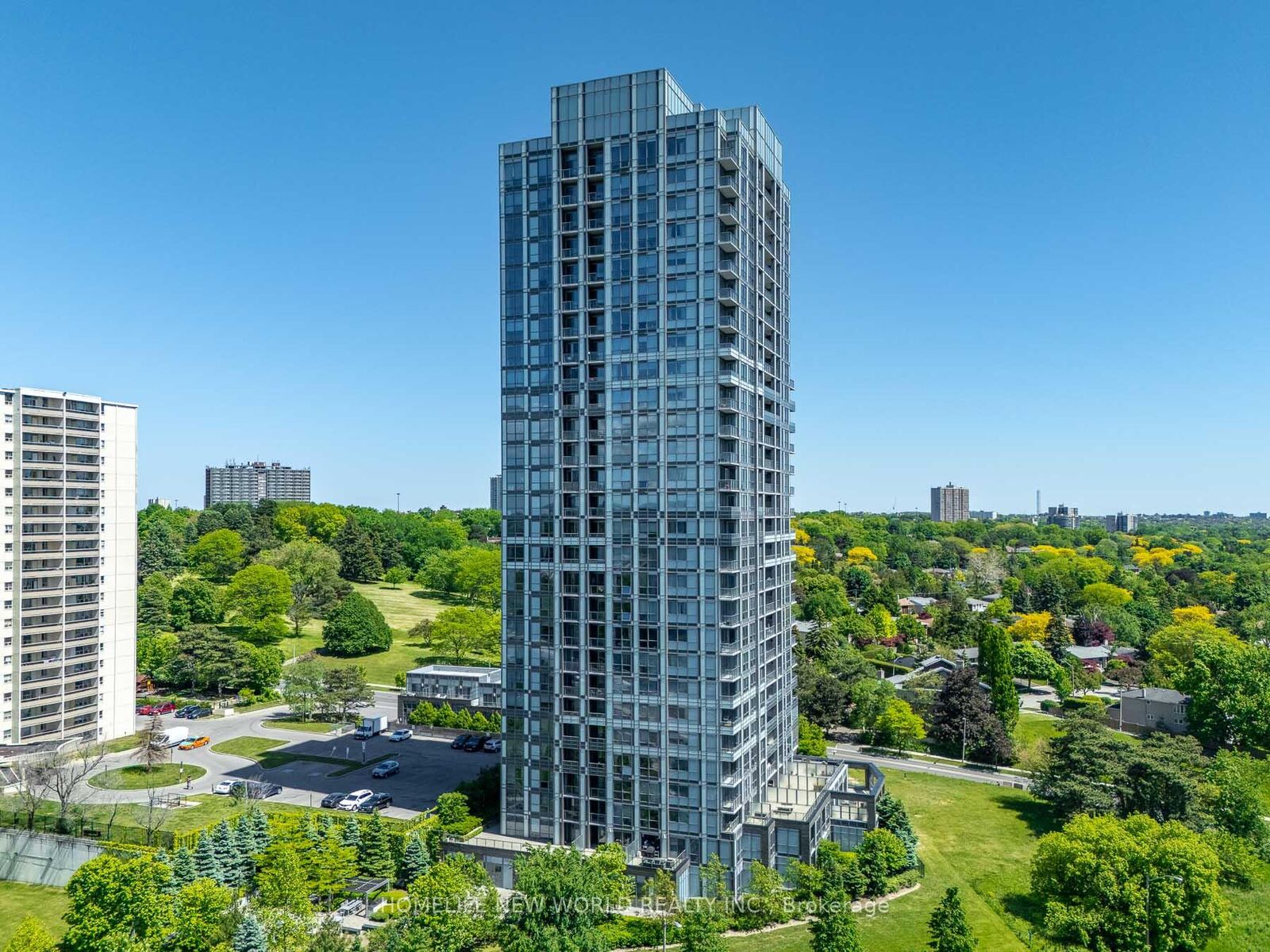 Property Photo: 18 Graydon Hall Drive 809 ON M3A 0A4