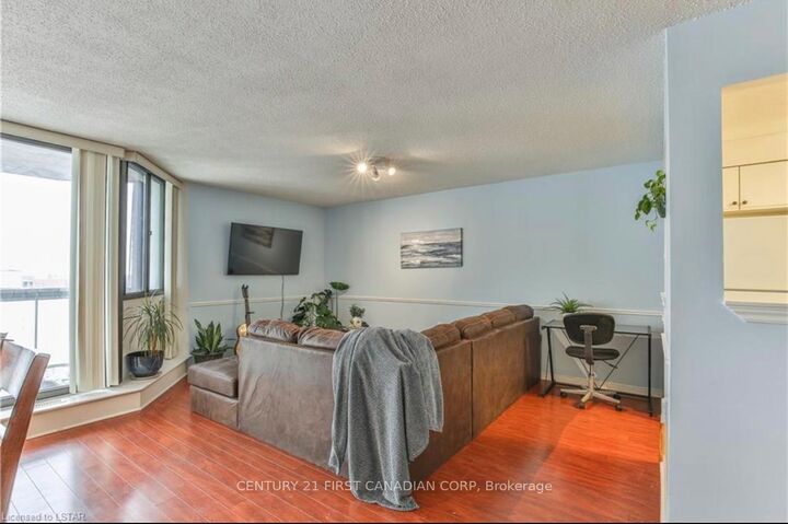 Property Photo:  323 Colborne Street 1703  ON N6B 3N8 