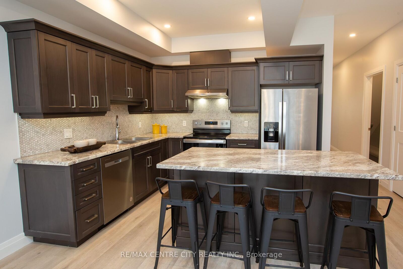 Property Photo:  275 James Street 21  ON N4X 0C2 