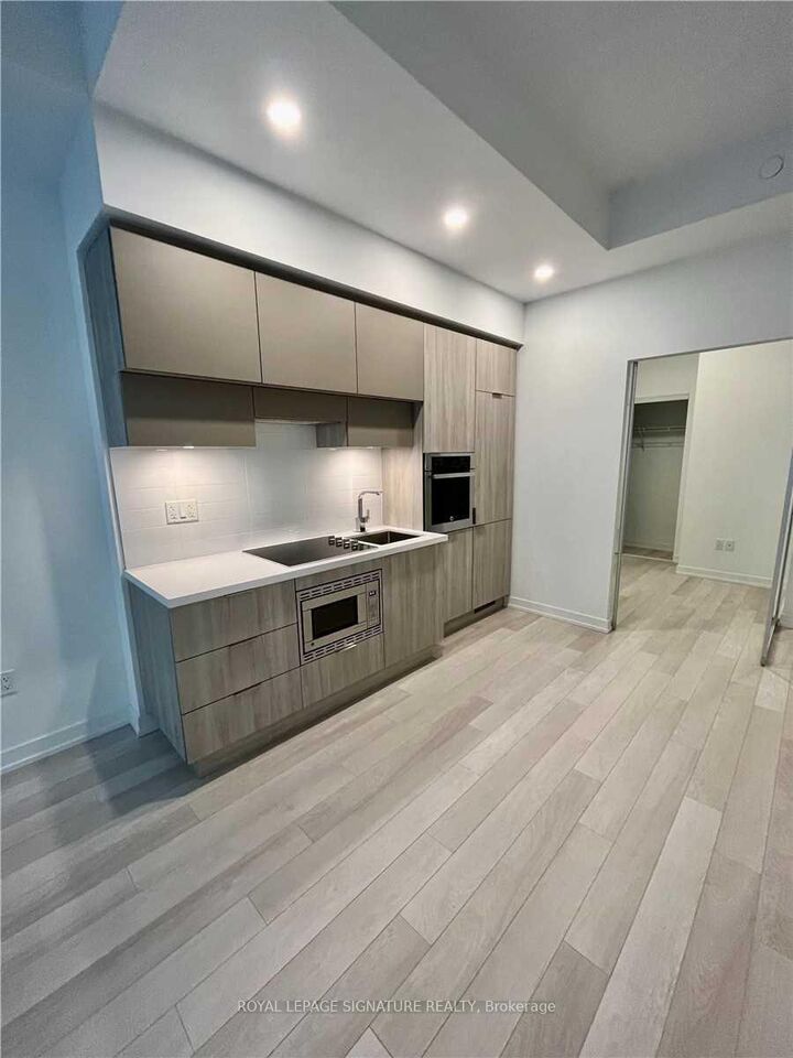 Property Photo:  39 Roehampton Avenue 308  ON M4P 0G1 