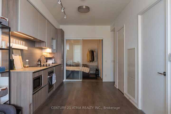 Property Photo:  950 Portage Parkway 2803  ON L4K 0J7 