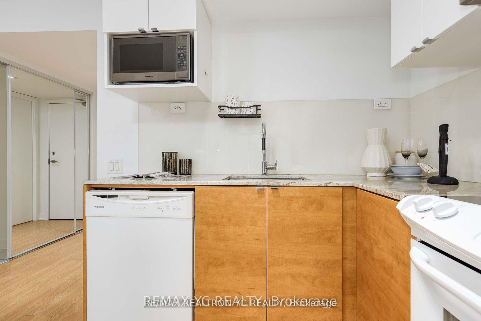 Property Photo:  121 McMahon Drive 710  ON M2K 0C1 