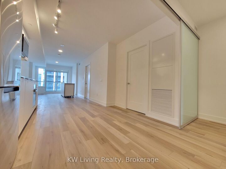 Property Photo:  8 Cedarland Drive 1002  ON L6G 0H4 