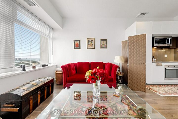 Property Photo:  111 St Clair Avenue W 1508  ON M4V 1N5 