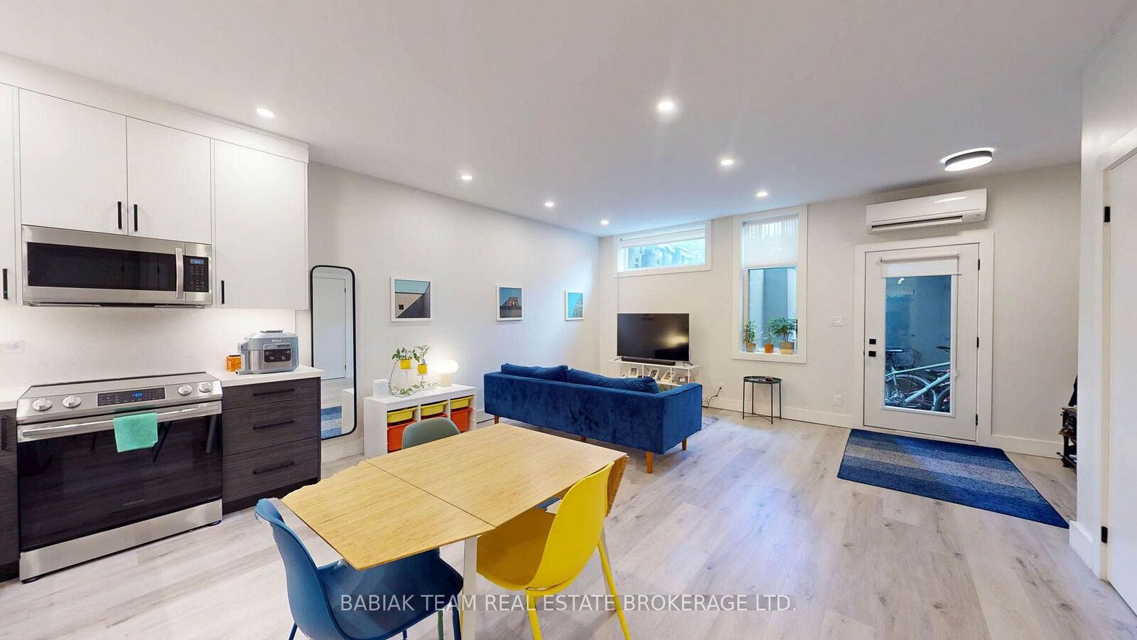 Photo de la propriété:  57 Vine Avenue Lower  ON M6P 1V6 