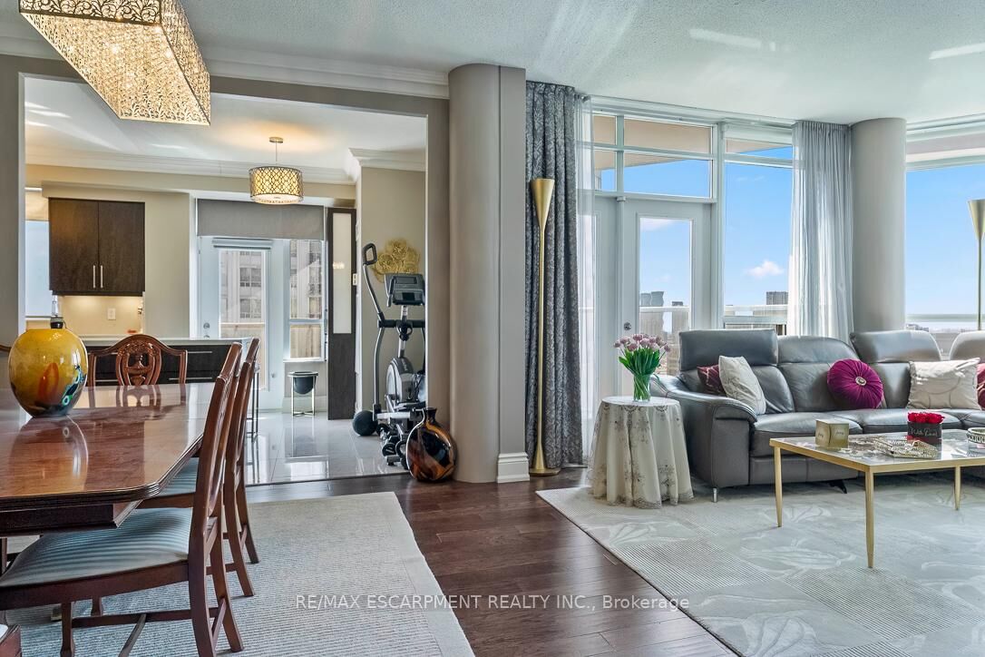 Property Photo:  35 Kingsbridge Garden Circle 2706  ON L5R 3Z3 