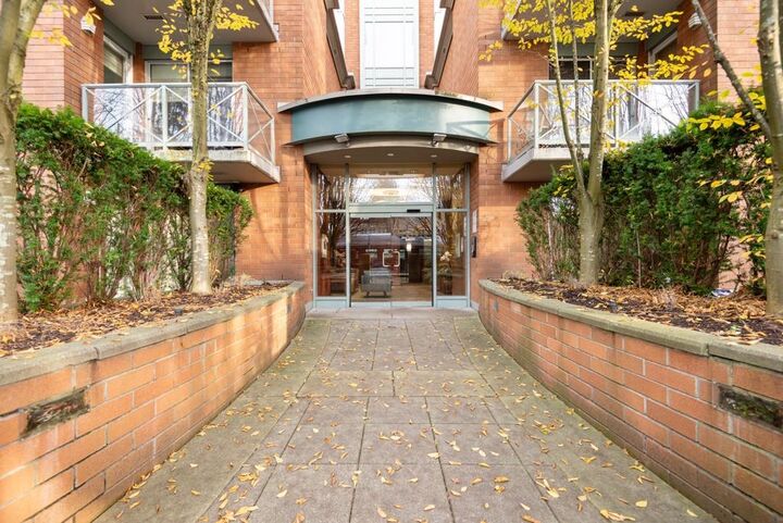 Property Photo:  5770 Oak Street 208  BC V6M 4M5 