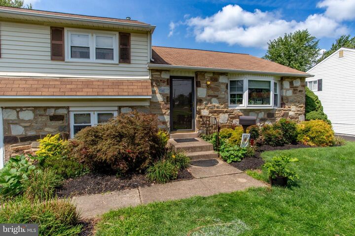 Property Photo:  1212 Dahlia Road  PA 18974 