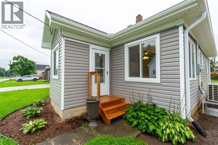 Property Photo:  528 St Clair Street  ON N0M 2S0 