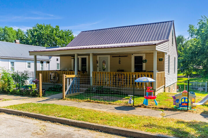 Property Photo: 304 S Hodges St MO 65018