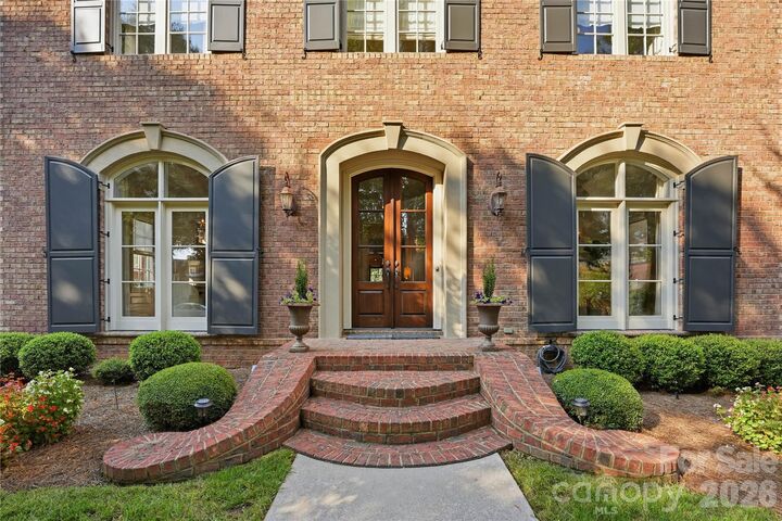 Property Photo:  8820 Heydon Hall Circle  NC 28210 