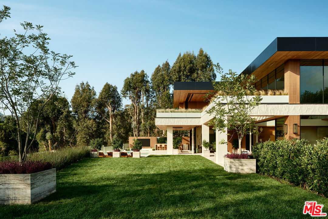 Property Photo: 401 N Tigertail Rd CA 90049