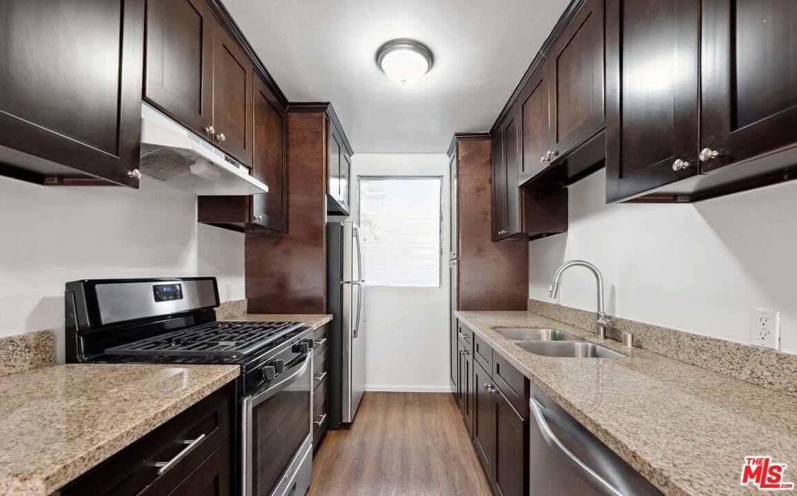 Property Photo:  633 N Hayworth Ave, Unit 1  CA 90048 