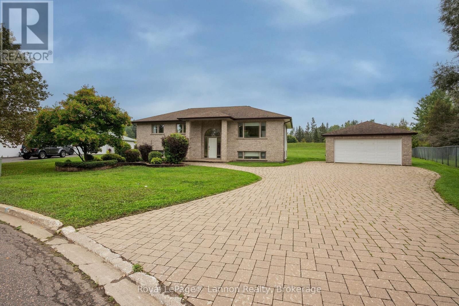 Property Photo:  2196 Falconcrest Drive  ON P7J 1H5 